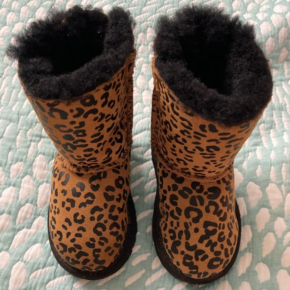 Little Girl Ugg Australia Cheetah Boots - Picture 5 of 6